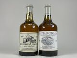 deux bouteilles de vin posées l'une à côté de l'autre sur une surface blanche