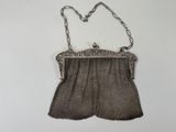 un petit sac ancien en maille d'argent, muni d'une chaîne suspendue sur le côté
