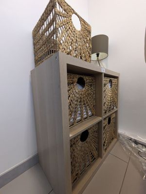 une étagère surmontée de paniers, à côté des toilettes