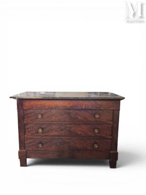 une image d'une commode avec un plateau en marbre