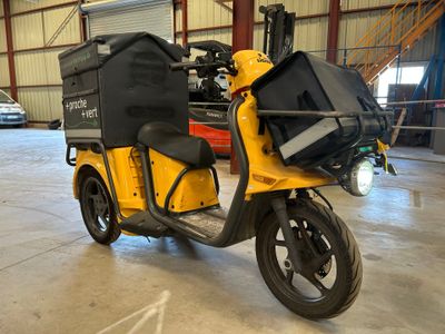un scooter jaune avec un sac noir à l'arrière