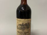 une vieille bouteille de vin posée sur une table