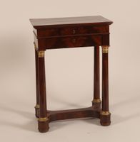 Table à ouvrage en acajou et placage d'acajou, le plateau ab…