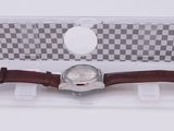 une montre posée dans un écrin sur une table