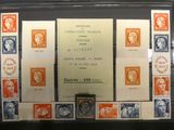 une photo d'une vitrine contenant des timbres et une plaque