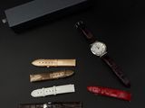 quatre modèles de montres différents sur un fond noir