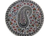une image représentant une assiette décorative ornée d'un motif paisley