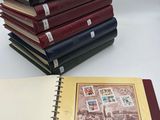 plusieurs livres empilés sur une table