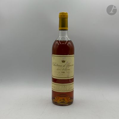 une photo d'une bouteille de whisky posée sur une table