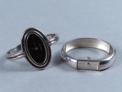 une paire de bagues en argent ornées d'une pierre noire au centre