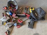 un seau rempli d'outils posé par terre à côté d'un autre seau