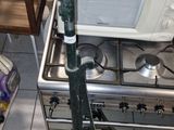 un micro-ondes posé sur une cuisinière dans une cuisine