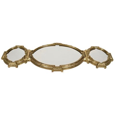 un gros plan d'un miroir sur lequel sont posés trois autres miroirs