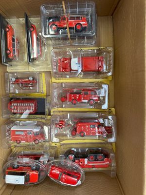 beaucoup de camions de pompiers miniatures dans une boîte