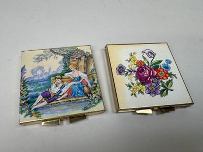 deux petites boîtes ornées de peintures, posées sur une table