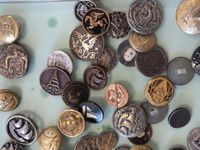 Un lot de boutons, majoritairement en métal, à décor de voil… (photo 2)
