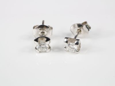 Paire de puces d'oreilles en or gris centrées chacune d'un d…