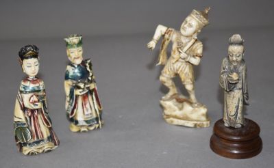 Quatre figurines ou okimo os et résine polychrome figurant d…