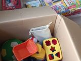une boîte en carton remplie de jouets et d'autres objets
