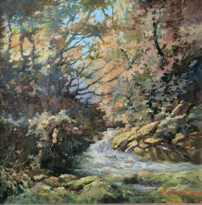une peinture à l'huile représentant un ruisseau traversant une forêt verdoyante