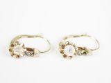 deux paires de boucles d'oreilles en or ornées de pierres blanches