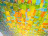 une peinture représentant un motif carré multicolore sur le mur