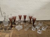 plusieurs verres et une carafe posés sur une table en bois
