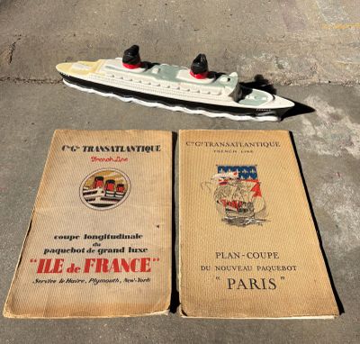 deux livres posés par terre l'un à côté de l'autre