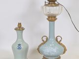 trois vases et une lampe posés sur une table