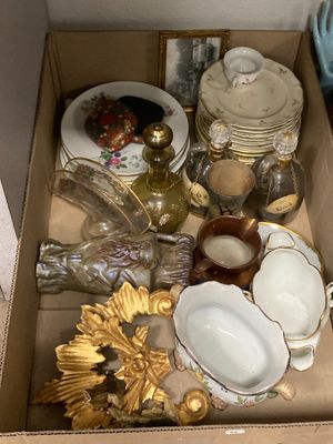 une boîte contenant un grand nombre d'objets différents