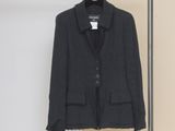 La veste est suspendue à un portant dans une pièce.