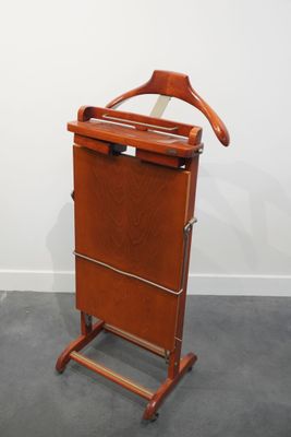 une armoire en bois sur laquelle est accroché un cintre