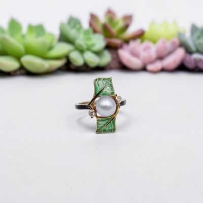 bague en argent sterling ornée d'une perle blanche et de feuilles en émail vert