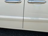 une photo d'une voiture blanche avec deux poignées chromées