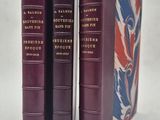 trois livres sont empilés sur une surface blanche