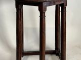 un vieux tabouret en bois surmonté d'une assise en bois