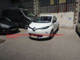 la voiture blanche est garée dans le parking à côté d'autres voitures