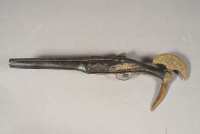 Pistolet oriental avec crosse terminée par une hache. Fin du…