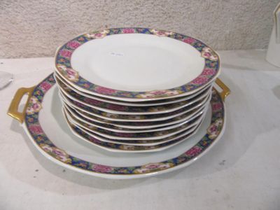 une pile d'assiettes empilées les unes sur les autres sur une table