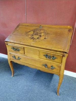 un petit bureau en bois surmonté d'un tiroir