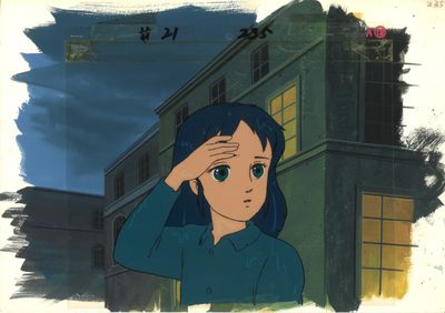 une image animée représentant une femme en chemise bleue regardant un immeuble