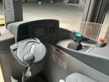 le volant d'un bus garé sur un parking