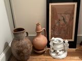 quelques vases sont posés sur une étagère en bois à côté d'un tableau