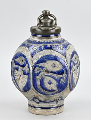 un vase bleu et blanc muni d'un couvercle en argent