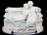 une statue représentant une femme assise sur un banc