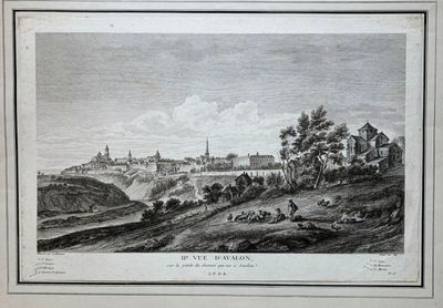 une vieille photo montrant une vue d'une ville depuis une colline