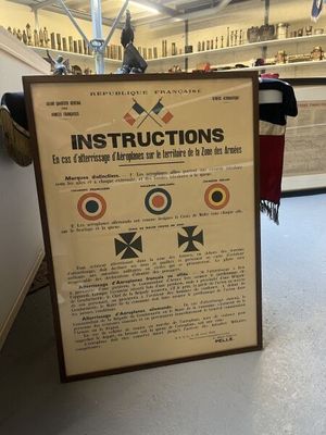 un panneau comportant des instructions, situé dans une pièce