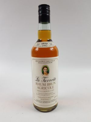 une bouteille de rhum brun avec une étiquette dessus