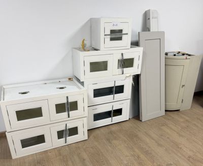 de nombreuses boîtes empilées dans une pièce