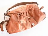 sac à main en cuir marron sur fond blanc, muni d'une bandoulière marron